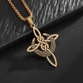 Makroaufnahme des goldenen Keltischen Knoten-Anhängers mit schwarzer Textur und Box-Kette - Gold