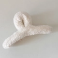Dettaglio ravvicinato della pinza per capelli in morbido peluche bianco per acconciature - Bianco