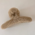 Dettaglio di un grande fermaglio per capelli in peluche beige per acconciature folte - Cachi