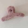Dettaglio di una grande pinza per capelli in peluche viola con morbida pelliccia sintetica - Rosa