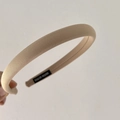 Detalle de diadema beige en tela acanalada con etiqueta hecha a mano en el interior - Caqui