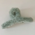 Dettaglio della pinza per capelli in peluche verde menta con morbida finta pelliccia - Verde