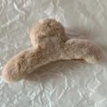 Détail de la pince à cheveux en peluche beige douce pour coiffure élégante d'automne - Kaki