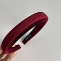 Dettaglio del cerchietto in velluto bordeaux fatto a mano con etichetta interna e consistenza - 2cm Rosso Vino
