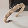 Detailansicht eines beigen Strickstirnbands mit Handmade-Etikett und Webstruktur - Khaki