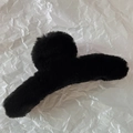 Détail d'une grande pince à cheveux en peluche noire montrant la texture douce de la fourrure - Noir
