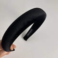 Dettaglio di cerchietto in velluto nero con etichetta in tessuto fatta a mano - Nero 3cm