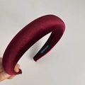 Dettaglio del cerchietto spesso in velluto bordeaux con texture morbida ed etichetta - Rosso Vino 3cm