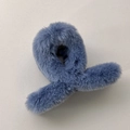 Détail de la texture en peluche bleu-gris douce et des dents internes de la pince à cheveux - Bleu