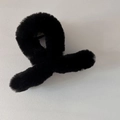 Détail d'une pince à cheveux en peluche noire avec fausse fourrure douce et attache métal - Noir