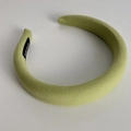 Detalle de la diadema de esponja verde hierba con etiqueta hecha a mano en la parte interna - Verde fruta
