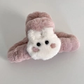 Détail d'une pince à cheveux en peluche rose avec un décor de lapin blanc mignon - Lapin rose