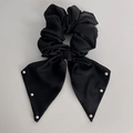 Dettaglio elastico scrunchie in raso nero con nastri lunghi e perline bianche - Nero