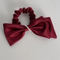 Dettaglio dell'elastico per capelli in raso bordeaux con fiocco e perle eleganti - Rame Retrò