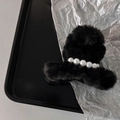 Detail der flauschigen schwarzen Haarklammer mit eleganten weißen Perlen für den Winter - Schwarz