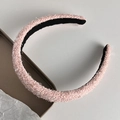 Détail d'un serre-tête en peluche rose avec paillettes et doublure antidérapante - Rose