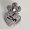 Detalle de pinza para el pelo de flor de felpa con base de corazón y bordado Love - Flor gris