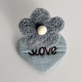 Detalle de pinza de pelo de corazón en pana azul claro con bordado Love - Flor Azul