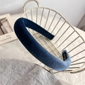 Dettaglio del cerchietto in velluto blu scuro imbottito con etichetta fatta a mano in cesto - Celeste