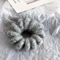 Macro di elastico per capelli a spirale in peluche grigio con morbida trama in lana - Grigio chiaro