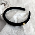 Detalle de una diadema fina de terciopelo negro con dije de metal dorado elegante - Estilo Letra S / Negro