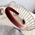 Dettaglio del cerchietto in velluto fatto a mano con sfumatura di colore ed etichetta artigianale - Rosa