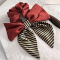 Elegante haarwokkel met gestreepte strik van bordeauxrood satijn en gouden patronen - Kakigroene Strepen
