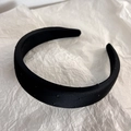 Dettaglio del cerchietto nero imbottito largo con strass argentati su carta bianca - Modello Base 3cm