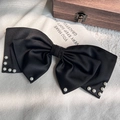 Detalle de un elegante lazo de satén negro con perlas blancas decorativas finas - Estilo de Lazo de 2 Capas con Cuentas