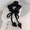 Elegante elastico in seta nera con perle e lunghi nastri su un vassoio bianco - Nero
