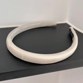 Detalle de la diadema de satén champán que muestra la etiqueta interior hecha a mano - Blanco Roto