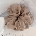 Dettaglio dell'elastico scrunchie in organza marrone moka con perle bianche eleganti - Cachi