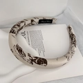 Detalle de diadema de satén con estampado de tinta y etiqueta de producto artesanal - 2 cm de Ancho / Beige Café