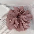Dettaglio di elastico per capelli in organza rosa antico con eleganti perle bianche - Rosa