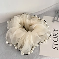 Vista dettagliata dello scrunchie in organza crema con bordo decorato da perle eleganti - Piccolo / Beige