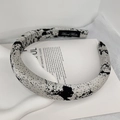 Detalle macro de diadema de esponja con patrón de tinta y etiqueta de hecho a mano - 2 cm de Ancho / Gris Oscuro