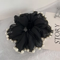 Dettaglio dell'elastico in chiffon nero con perle bianche e trama plissettata elegante - Piccolo / Nero