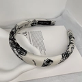 Detalle de diadema de satén con estampado de tinta, etiqueta artesanal y acolchado grueso - 2 cm de Ancho / Negro y Blanco