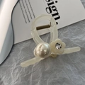 Detalle de pinza para el pelo de acetato con flor, perla grande y cristal brillante - Beige