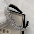 Primer plano de la diadema gruesa de lujo con brillantes diamantes de imitación plateados - Blanco