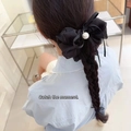 Elastico per capelli nero con fiocco e perla bianca indossato su una coda di cavallo - Nero