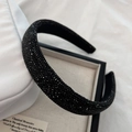 Détail macro du serre-tête rembourré avec strass noirs sur tissu en soie blanc - Noir