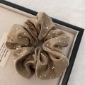 Detailweergave van luxe bruine fluwelen scrunchie met sprankelende strass-steentjes - Khaki