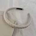 Gros plan sur un serre-tête tressé blanc avec étiquette faite main et texture en tissu - Blanc Cassé