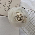 Dettaglio dell'elastico per capelli con rosa in tessuto bianco crema e pois neri stile vintage - Stile Rosa (Handmade) / Beige a pois