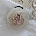 Detail van roze bloemenstof haarklem met witte organza rand en elastische band - Scrunchie-stijl