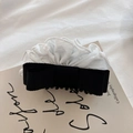 Détail d'une pince à cheveux élégante avec ruban noir et bordure en tissu plissé blanc - Blanc