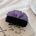 Détail de la pince à cheveux élégante en tissu lilas à volants avec un nœud en ruban noir - Mauve Clair
