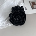Chouchou élégant en soie noire en forme de rose avec une texture satinée au style vintage - Noir