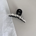 Dettaglio della molletta nera in acrilico con strass geometrici e molla in metallo - Versione Grande
